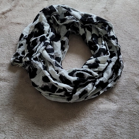 Leopard print scarf - Picture 3 of 3
